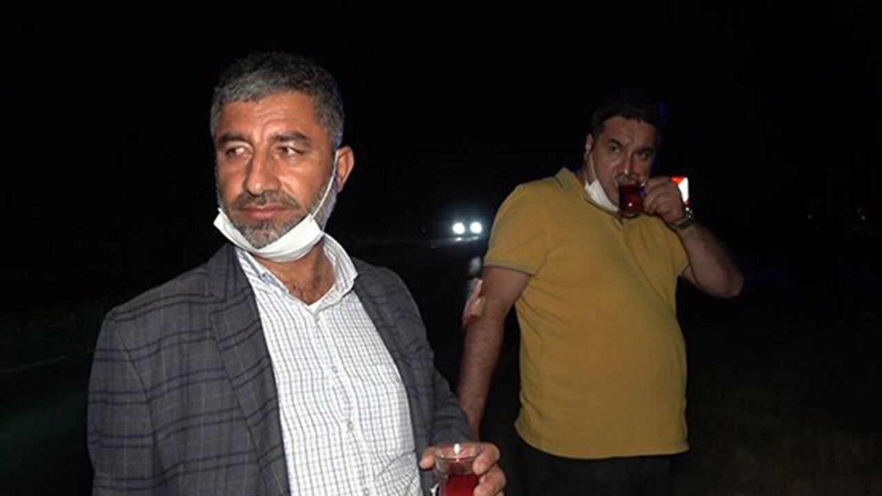 Akılalmaz olay! Kaza yaptıkları araçtan çıkar çıkmaz çay içtiler