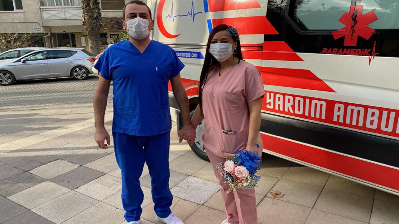 İzmir'de sağlık çalışanları önlükleriyle nikah kıydı