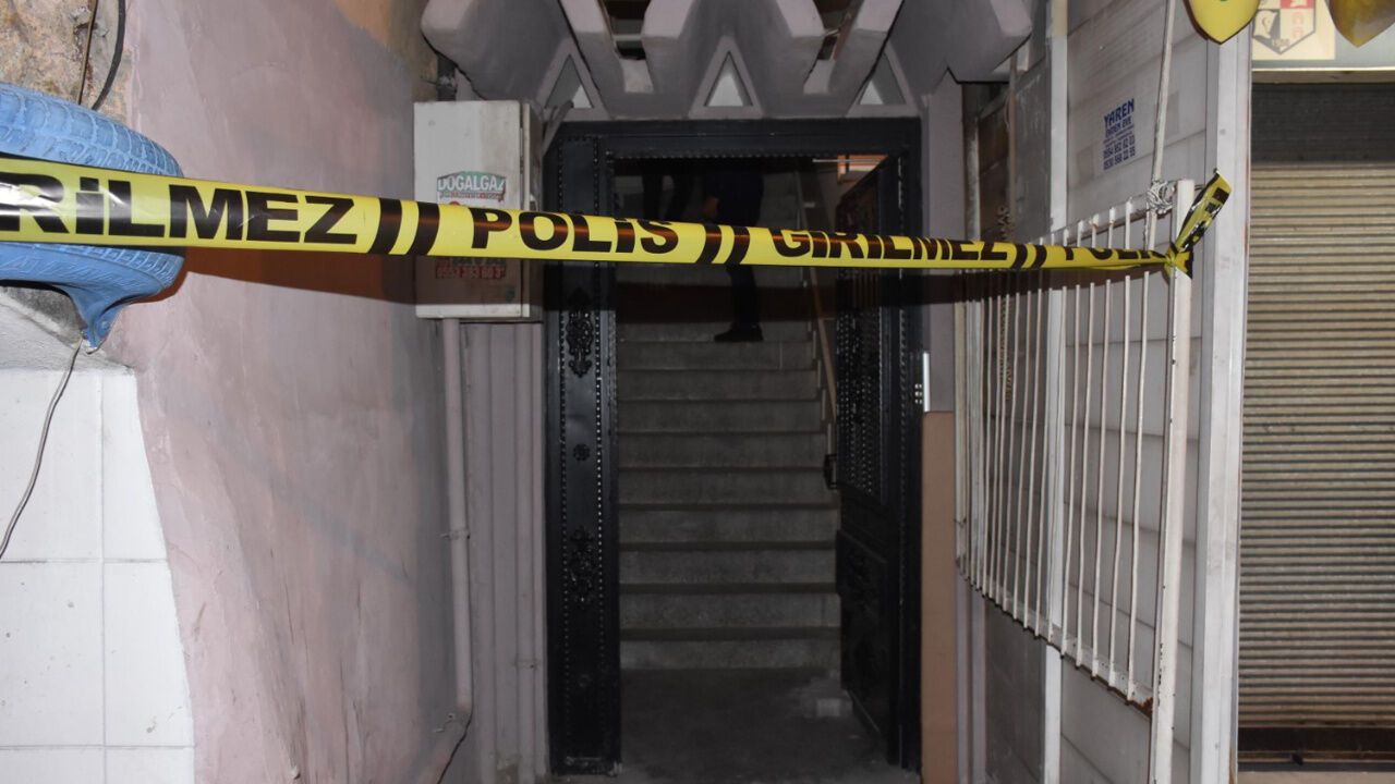 İzmir Karabağlar'da babasını 25 yerinden bıçaklayarak öldüren zanlı tutuklandı