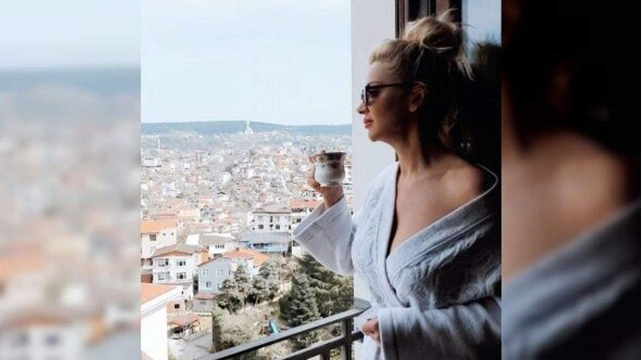 Songül Karlı bornozu giydi ve pozunu verdi!