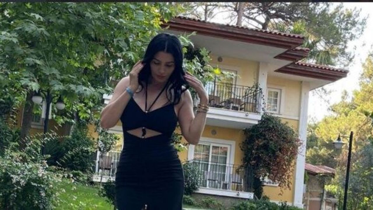 Aleyna Tilki'nin Annesi Siyah Dekolte Kıyafeti İle Konuşuldu