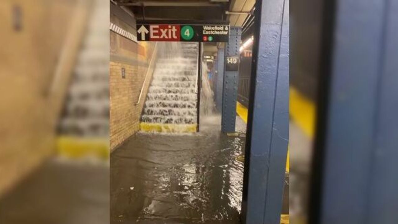 New York'ta sel baskını! Manhattan metrosunu su bastı