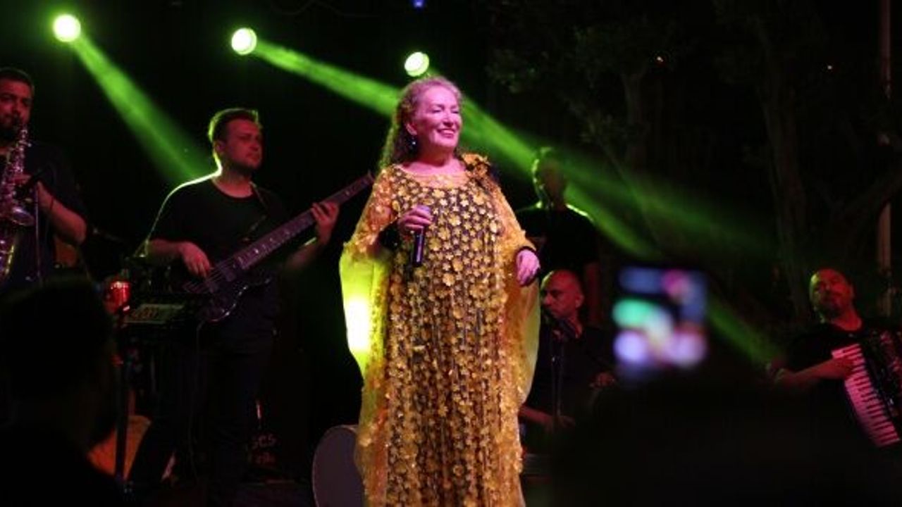 Suzan Kardeş bu seferde Kuşadası'nı coşturdu!