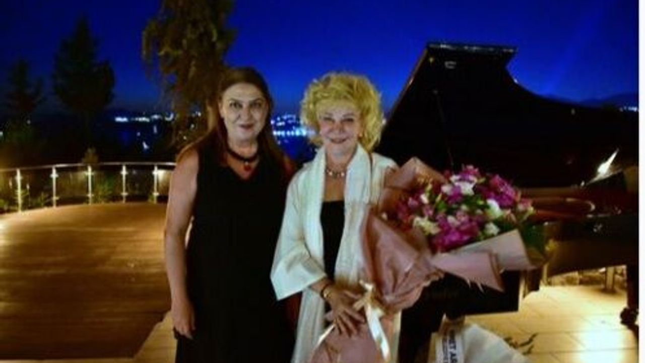 Gülsin Onay, Bodrum'da Gün Batımına Karşı Verdiği Piyano Resitaliyle Büyüledi!