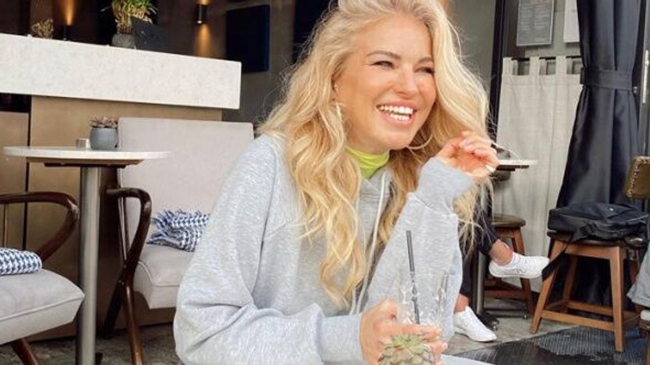 Burcu Esmersoy sütyensiz pozuyla sosyal medyayı salladı