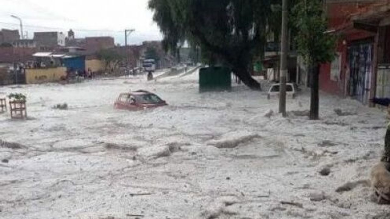 Bolivya'da dolu fırtınası hayatı felç etti