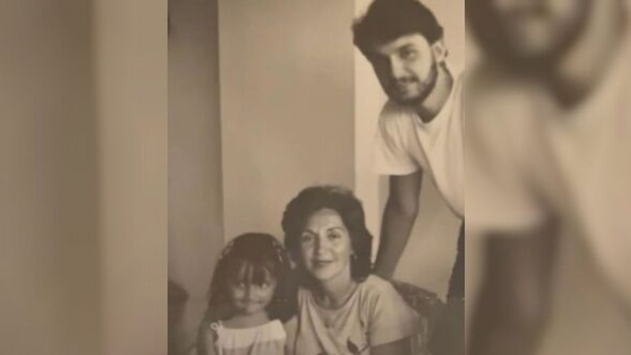 Yıllar önce çektirdiği gençlik fotoğrafındaki bu ünlü yakışıklı kim?