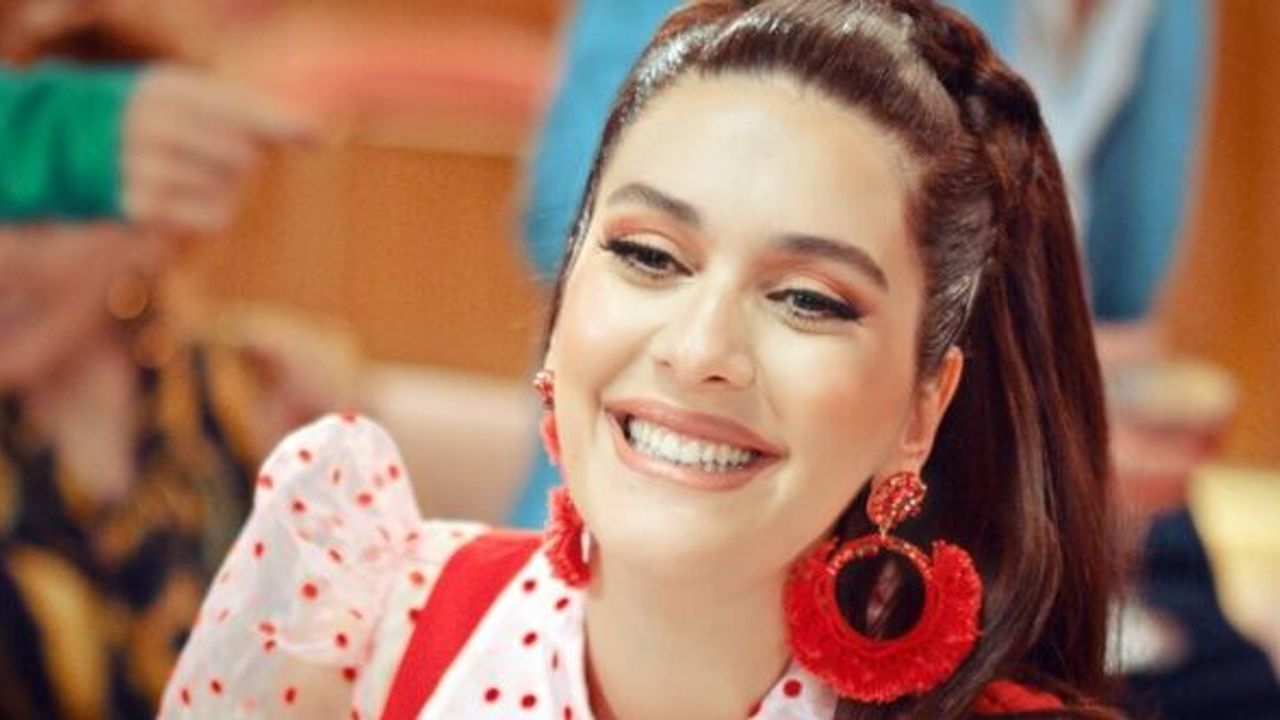 Bergüzar Korel kızı Leyla ile ilk pozunu verdi!