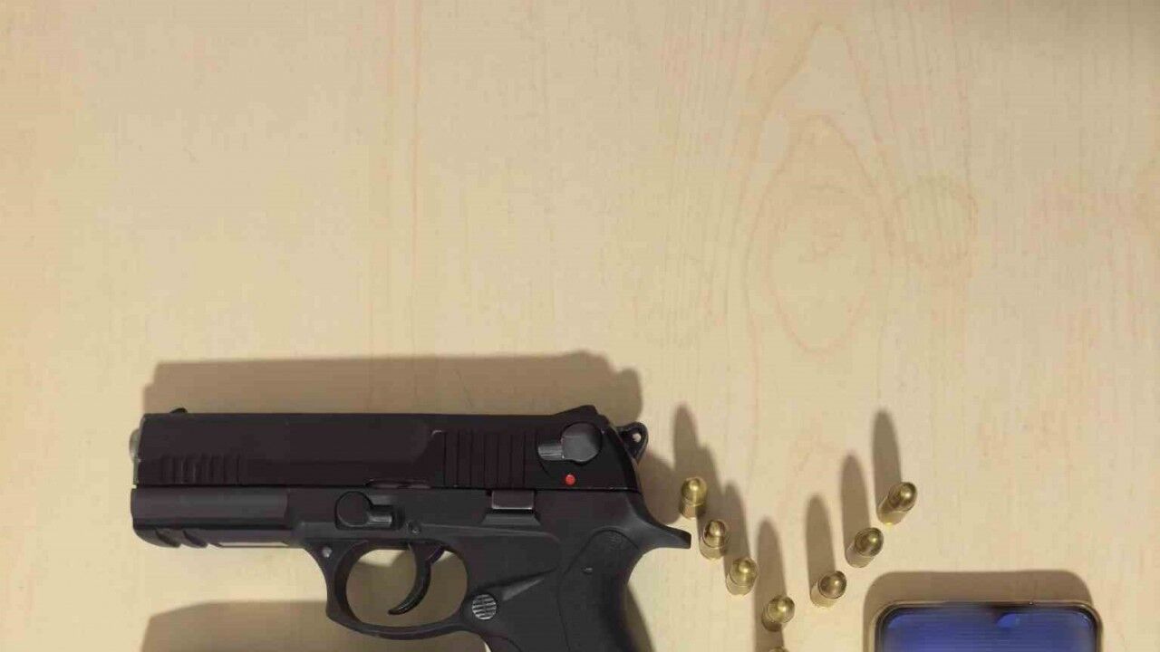 Samsun'da Polisten kaçan araçta 2 ruhsatsız tabanca ele geçirildi