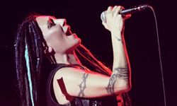 Özlem Tekin Sahnelere Geri Mi Dönüyor? Ünlü Şarkıcıya 94 Milyon TL'lik Dev Konser Teklifi!