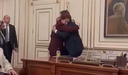 Mahkeme kararından sonra Akşener ve İmamoğlu böyle kucaklaştı.
