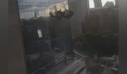 Cam silerken iskele halatı koptu