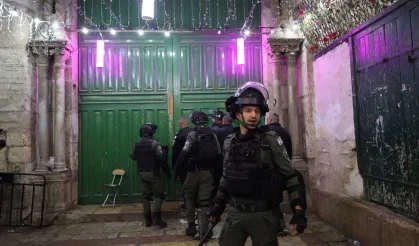 Katil israil polisinden Mescid-i Aksa'ya saldırı!