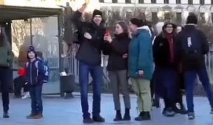 Rusya Sokaklarında Cumhurbaşkanı Erdoğan Müziği İle Dolaştı!