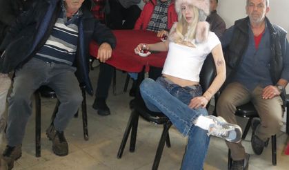 Aleyna Tilki kahvehane 'de dayılarla poz verdi!