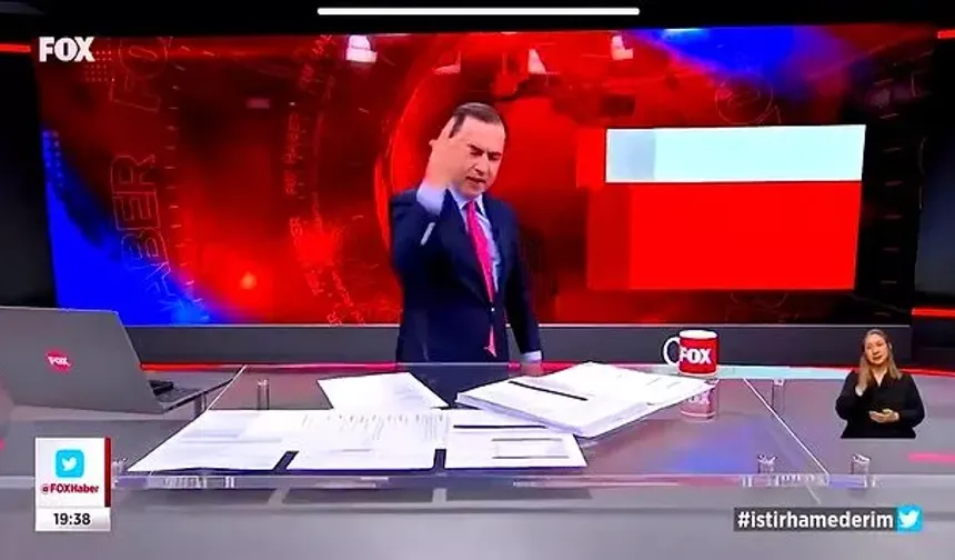 FOX Ana Haber Sunucusu Selçuk Tepeli ekrana bardak fırlattı