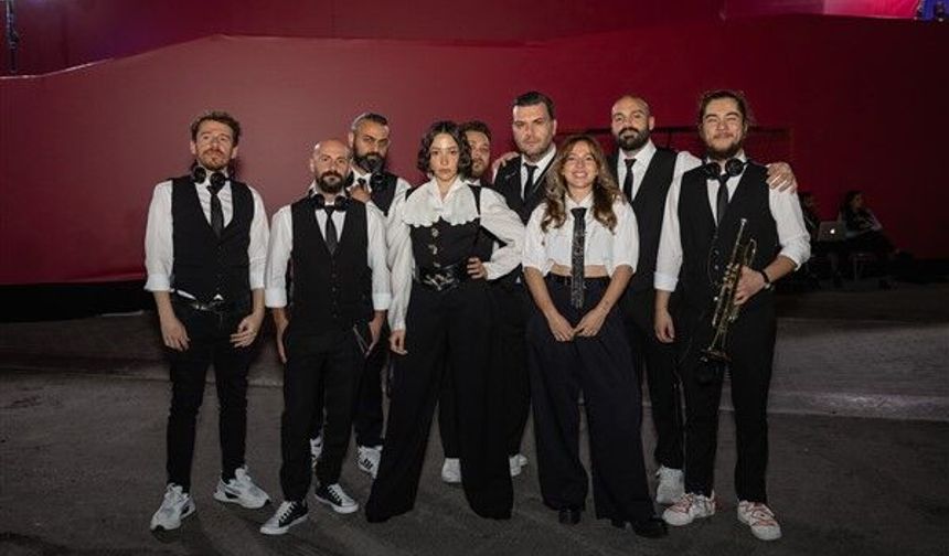 Zeynep Bastık Katar'da sahneye çıktı