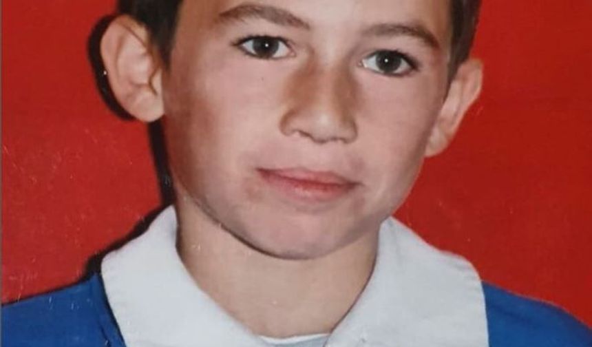 Mavi önlüğü ile poz veren şimdilerin bu ünlüsünü tanıdınız mı?