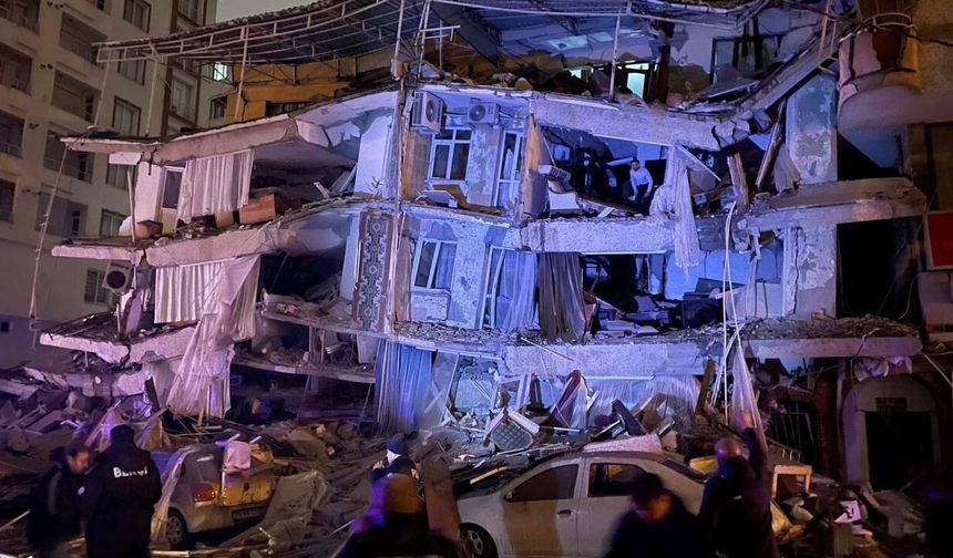 Kahramanmaraş'ta 7,4 büyüklüğünde depremin ilk görüntüleri!