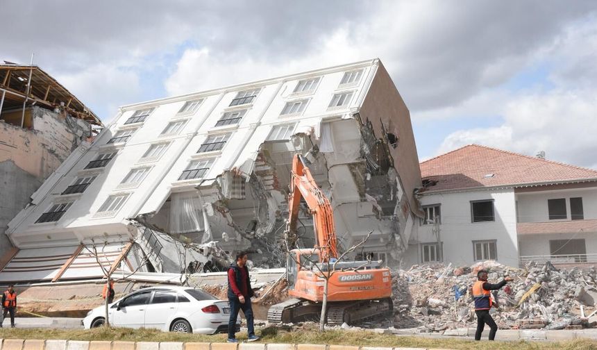 Adıyaman Gölbaşı'nda Depremde camları dahi kırılmadan yan yatan bina yıkılıyor
