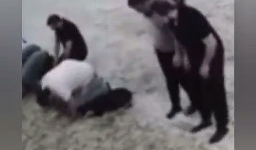 Camiye misafir olan köpek safların arasına böyle girdi