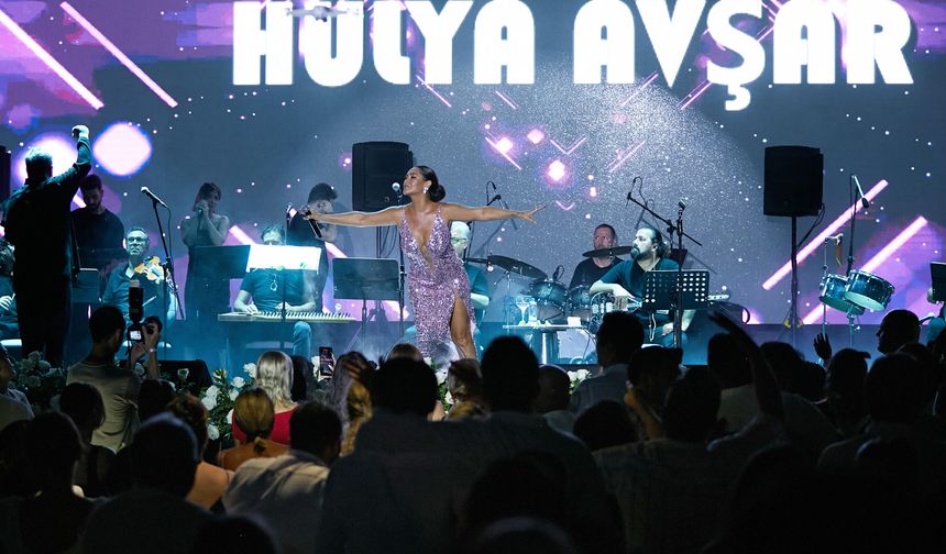Hülya Avşar Antalya’da Göz Kamaştırdı