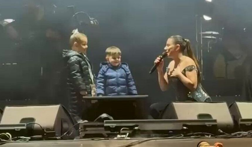 İstanbul Kültür Yolu Festivali'nde Merve Özbey Çocuklarıyla Kırmızı Balık Söyledi