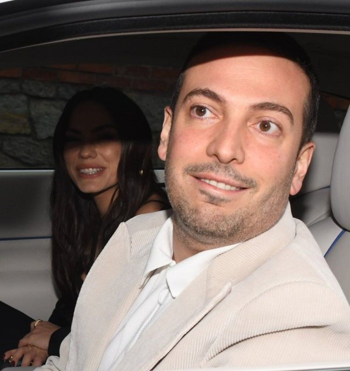 demet özdemir ve oğuzhan koç araba içi