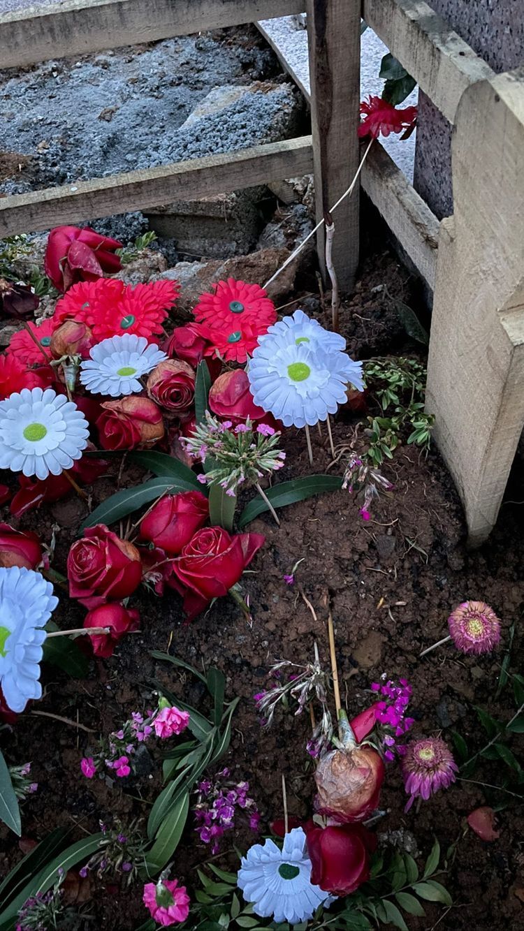 ece erken eşi şafak mahmutyazıcıoğlu mezar ziyareti (1)