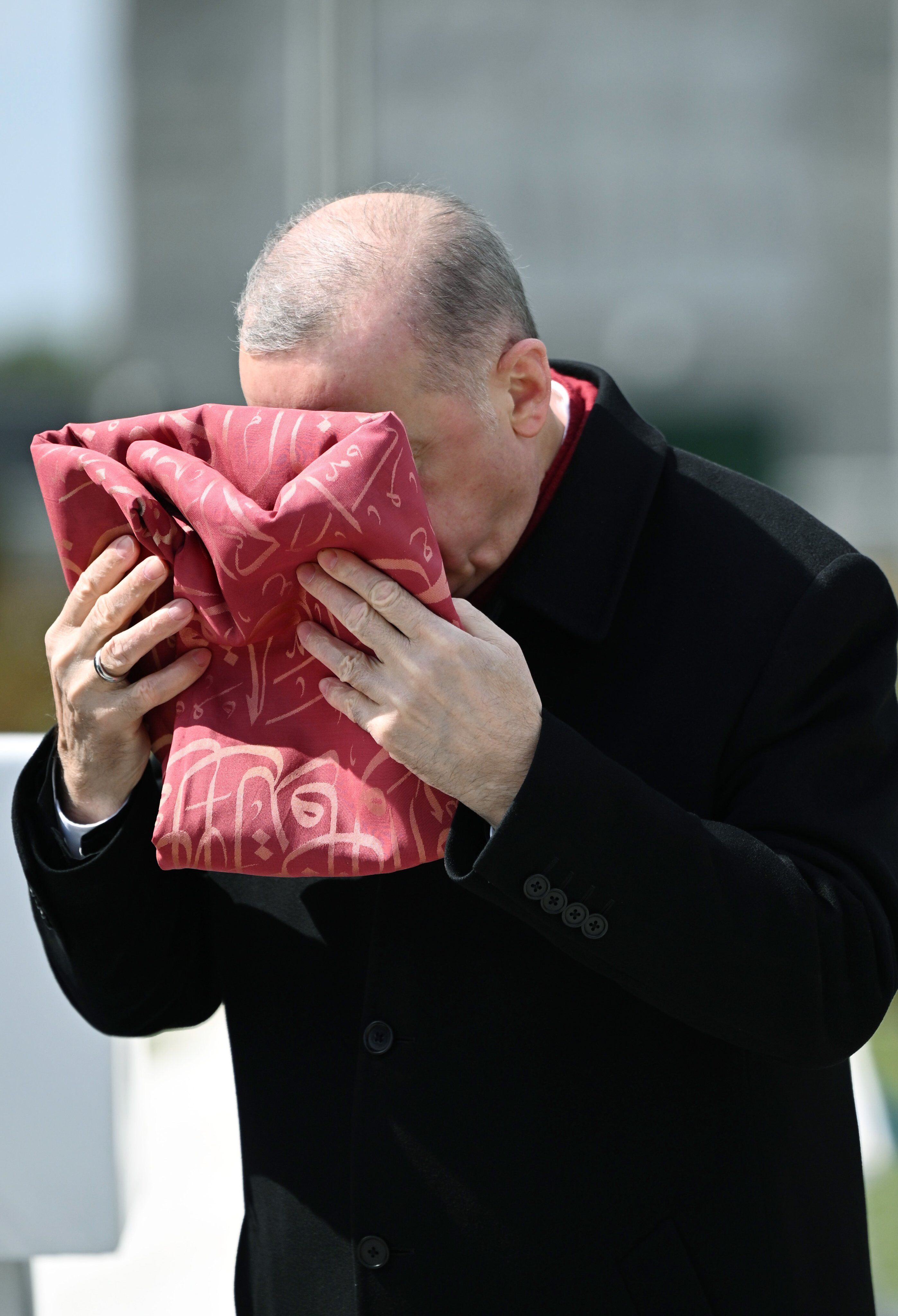 Cumhurbaşkanı Erdoğan Sancak Öpme 1