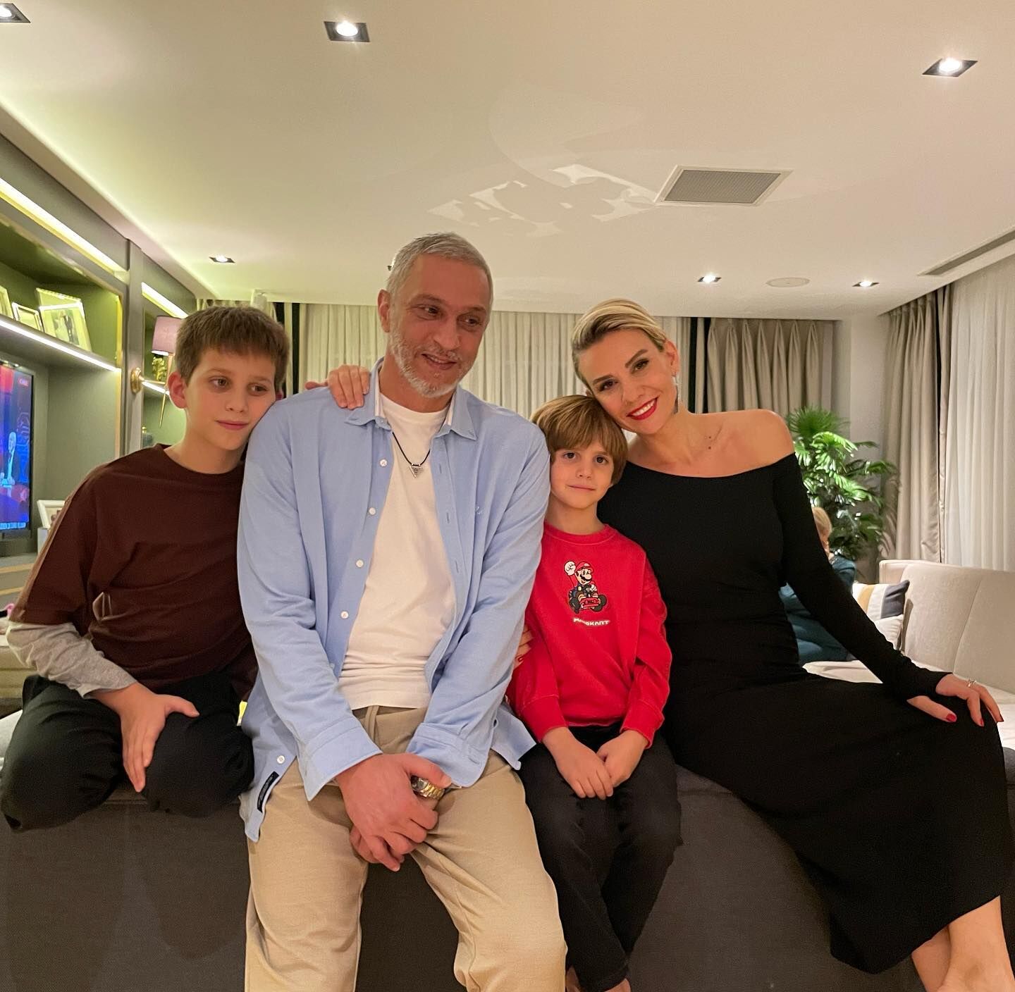 Ali Özbir ve Esra Erol Çocuklarıyla (1)