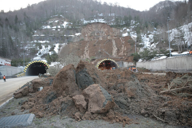 bolu dağı tüneli düzce yönü heyelan 2