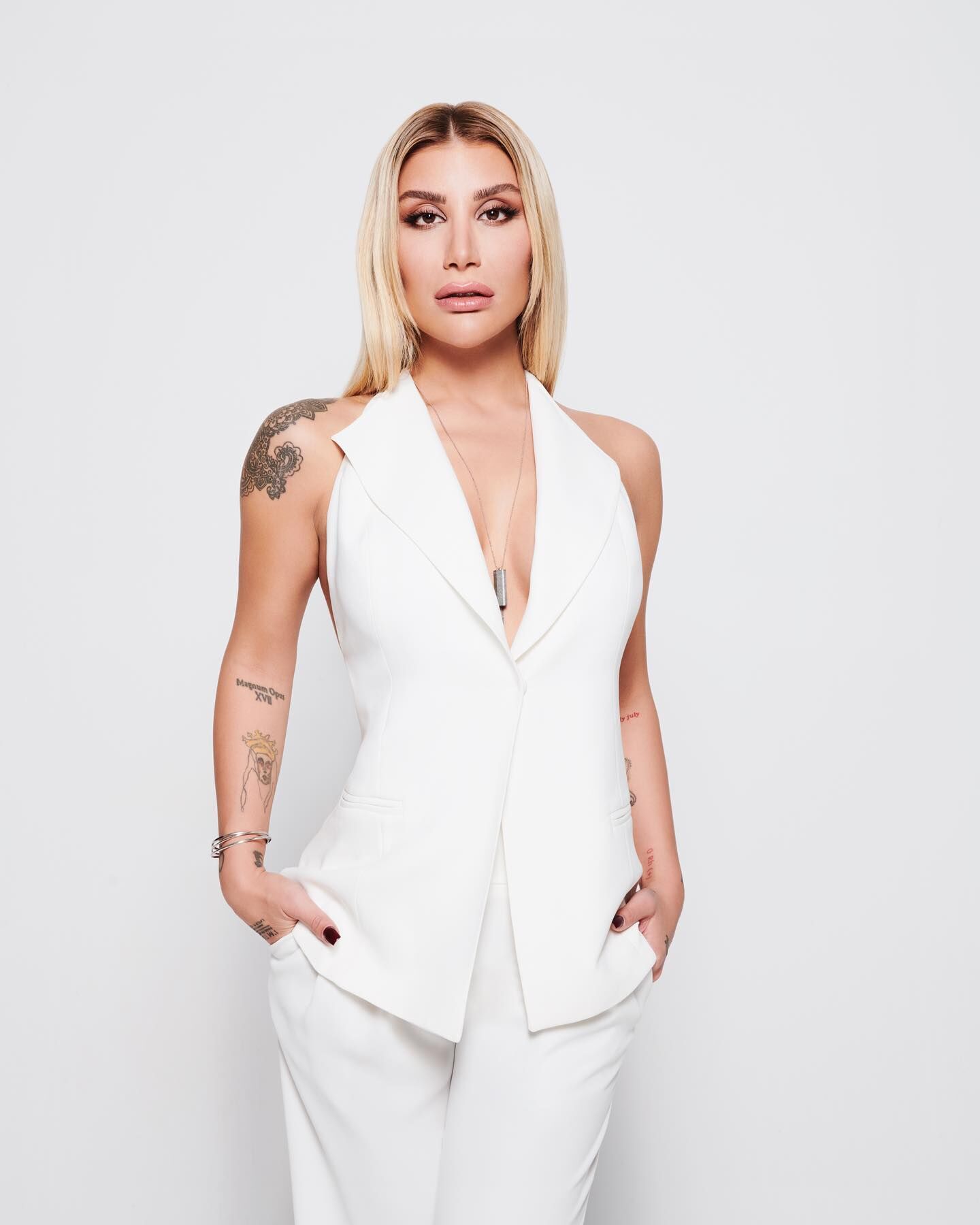 irem derici sütyensiz (1)