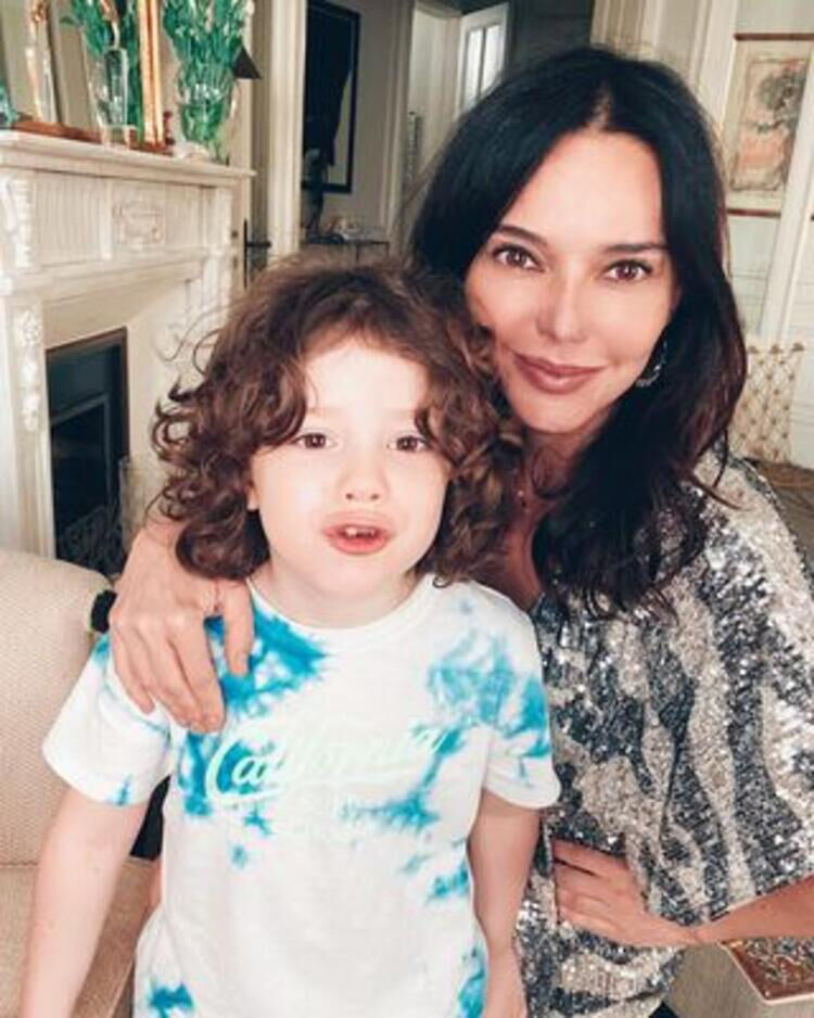 Hande Ataizi ve Ailesi 3