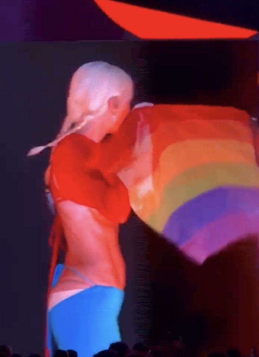 Gülşen LGBT 1