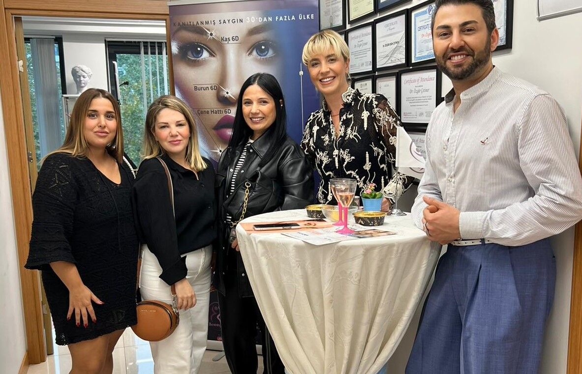 Dr. Özgür Esen Çetiner Makeup artistleri ile buluştu