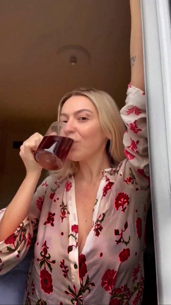 Hadise Gecelik ve Çay