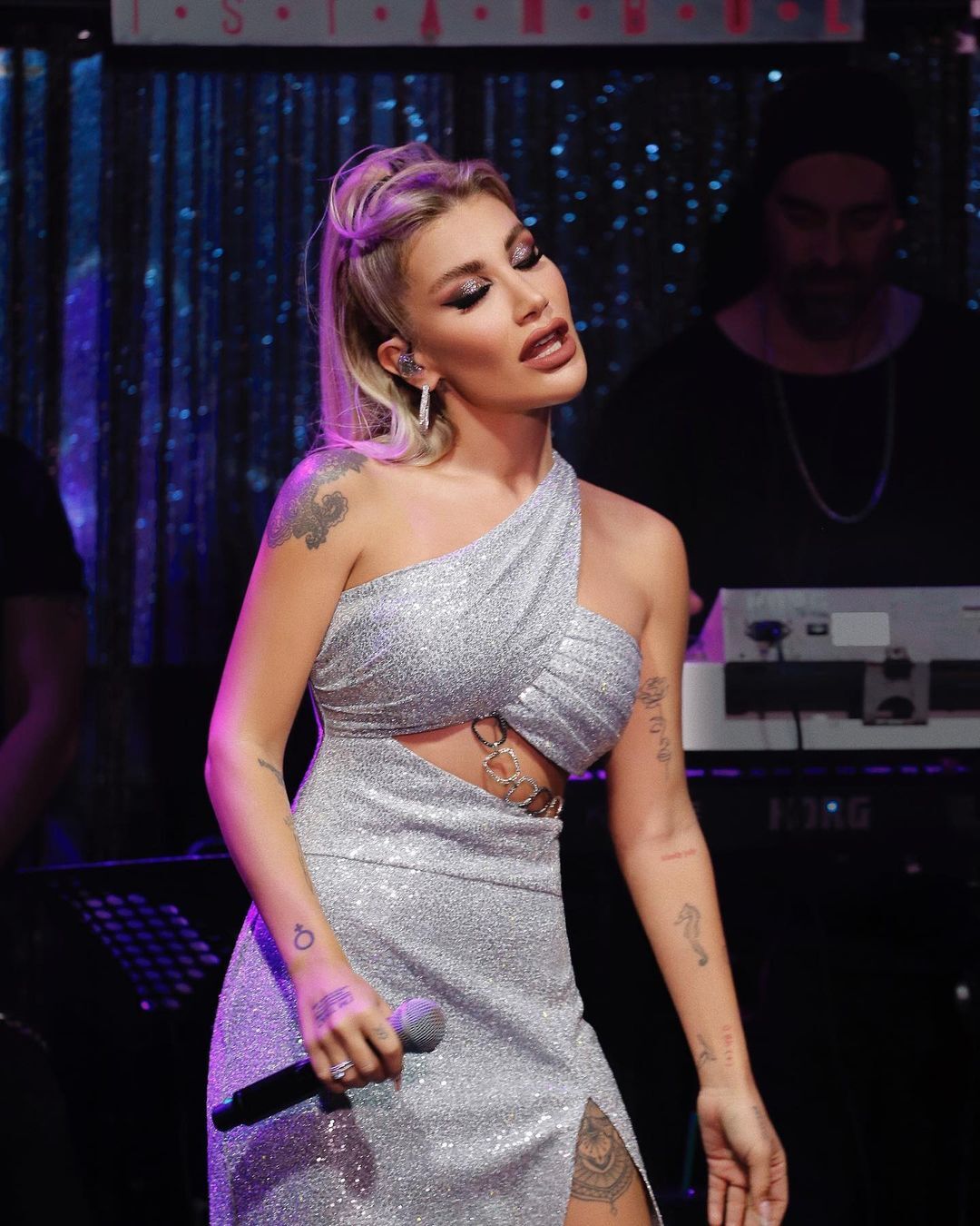 İrem Derici (21)