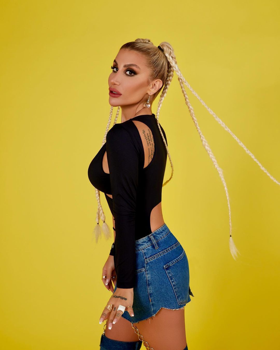 İrem Derici (40)