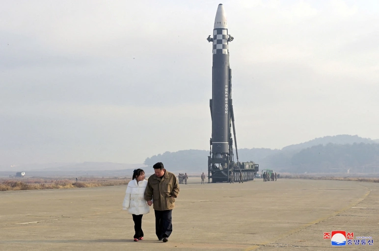 Kim Jong-un ve Kim Ju-ae 2