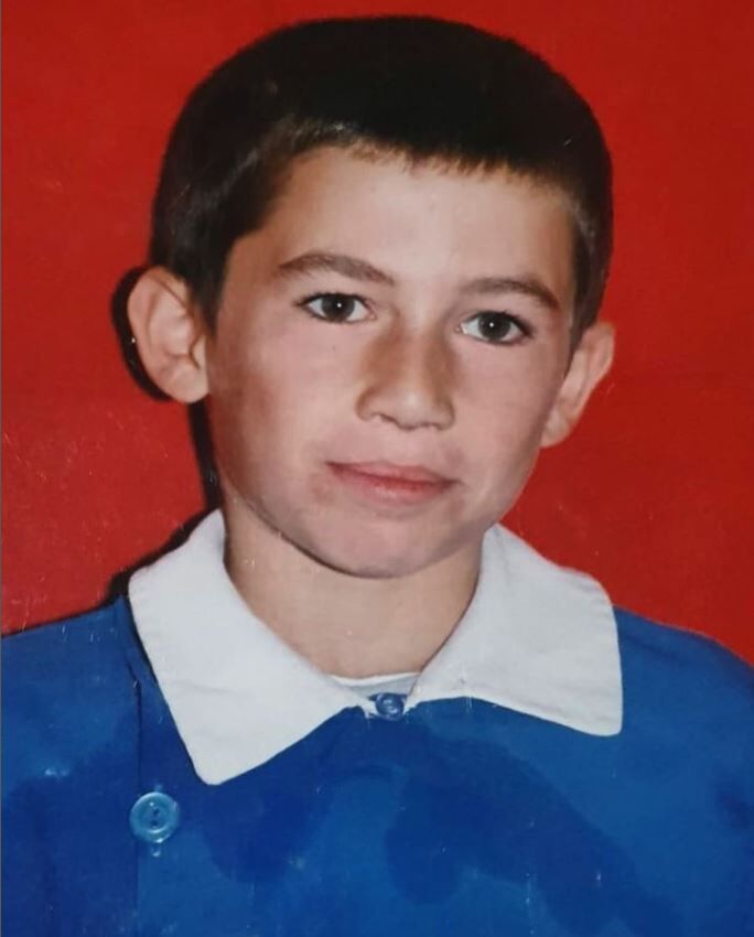 Mavi önlüğü ile poz veren şimdilerin bu ünlüsünü tanıdınız mı?