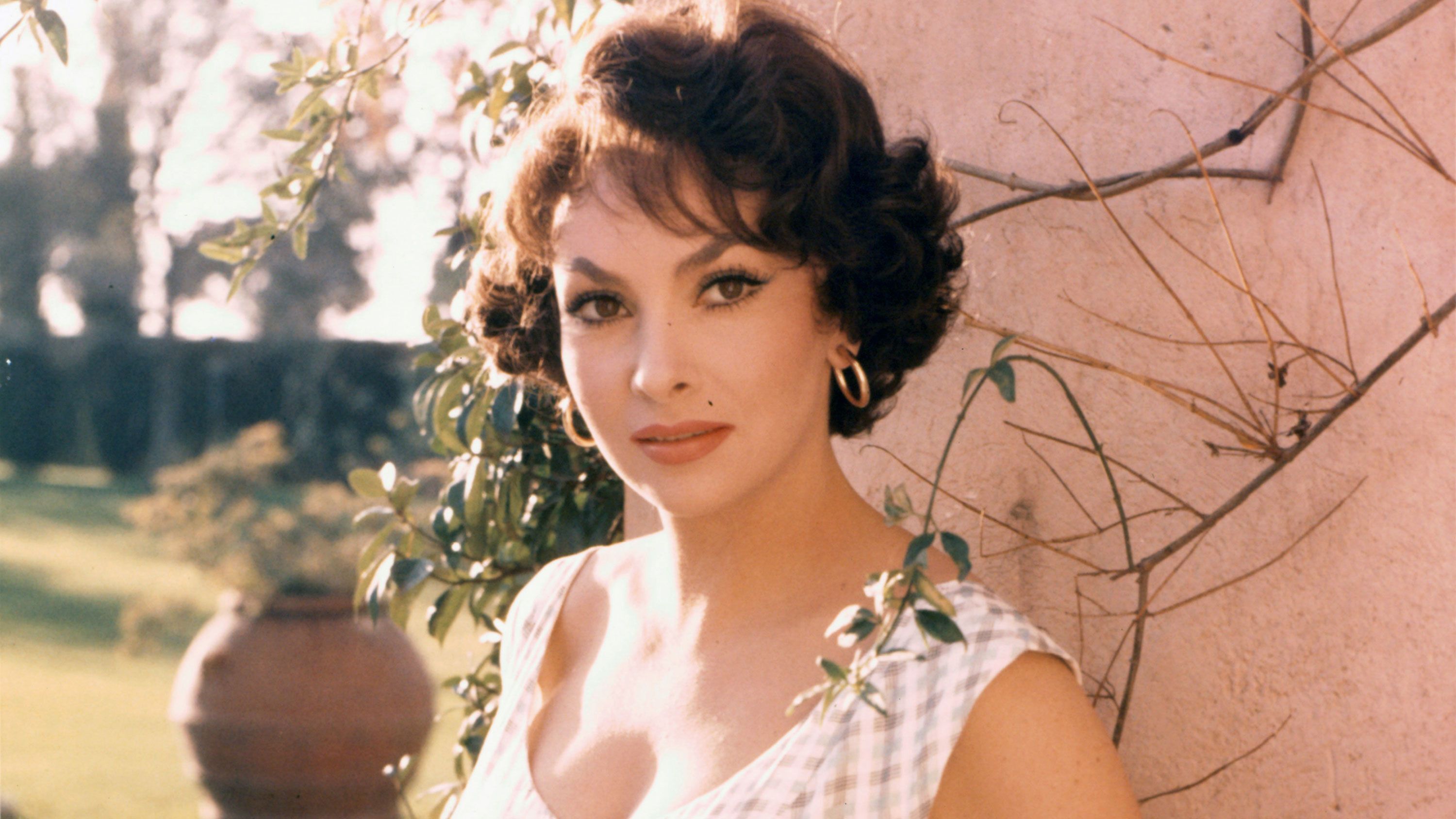 230116082901-01-gina-lollobrigida