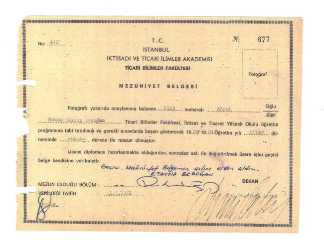 Cumhurbaşkanı Erdoğan Diploma 3