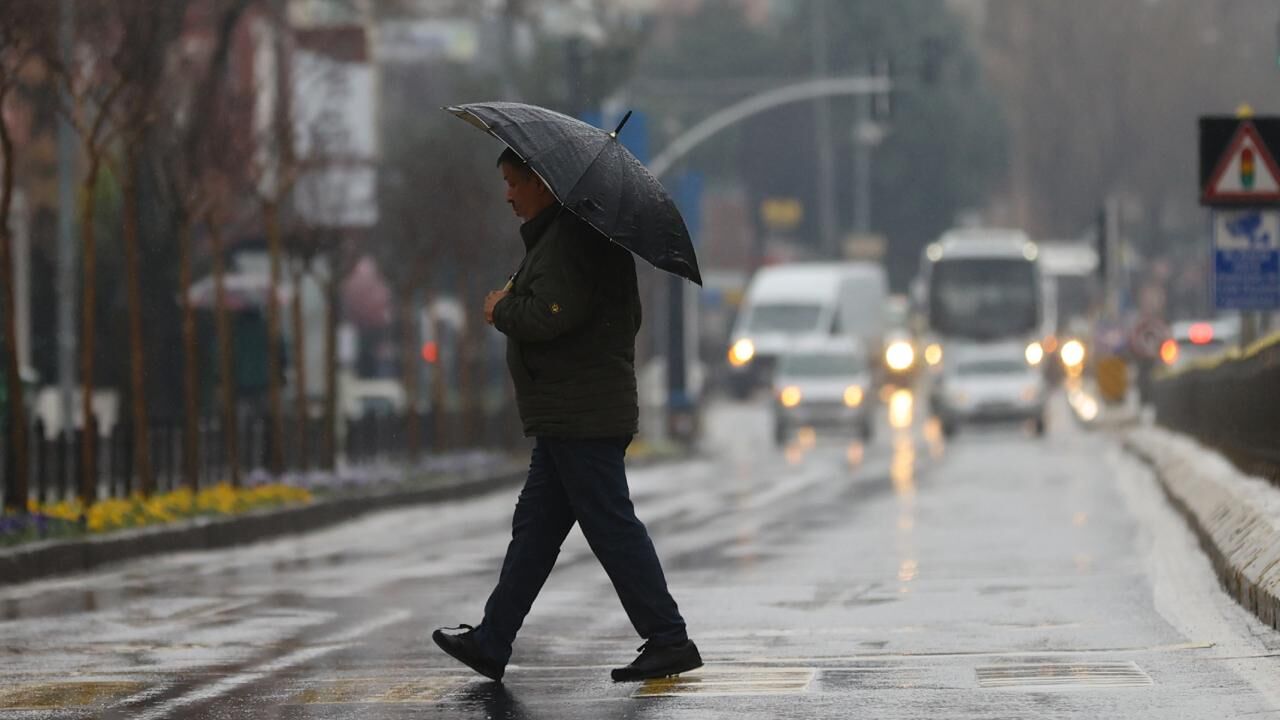 Şemsiyeli Adam Yağmur Fırtına Sağanak