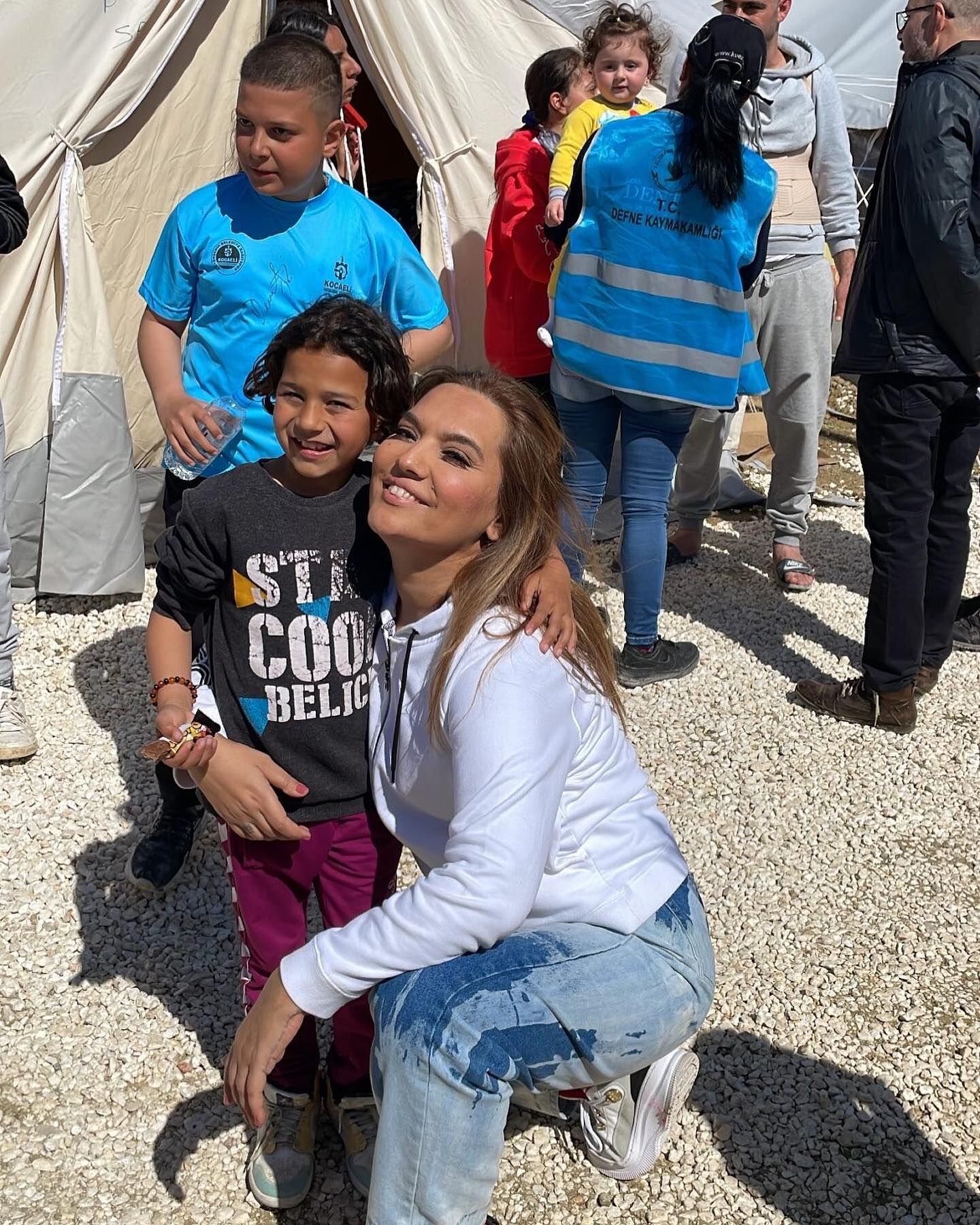 Ünlüler Deprem Bölgesi Demet Akalın, Okan Kurt, Fulya Öztürk, Pınar Altuğ, Ezgi Mola ve Halil Sezai (2)