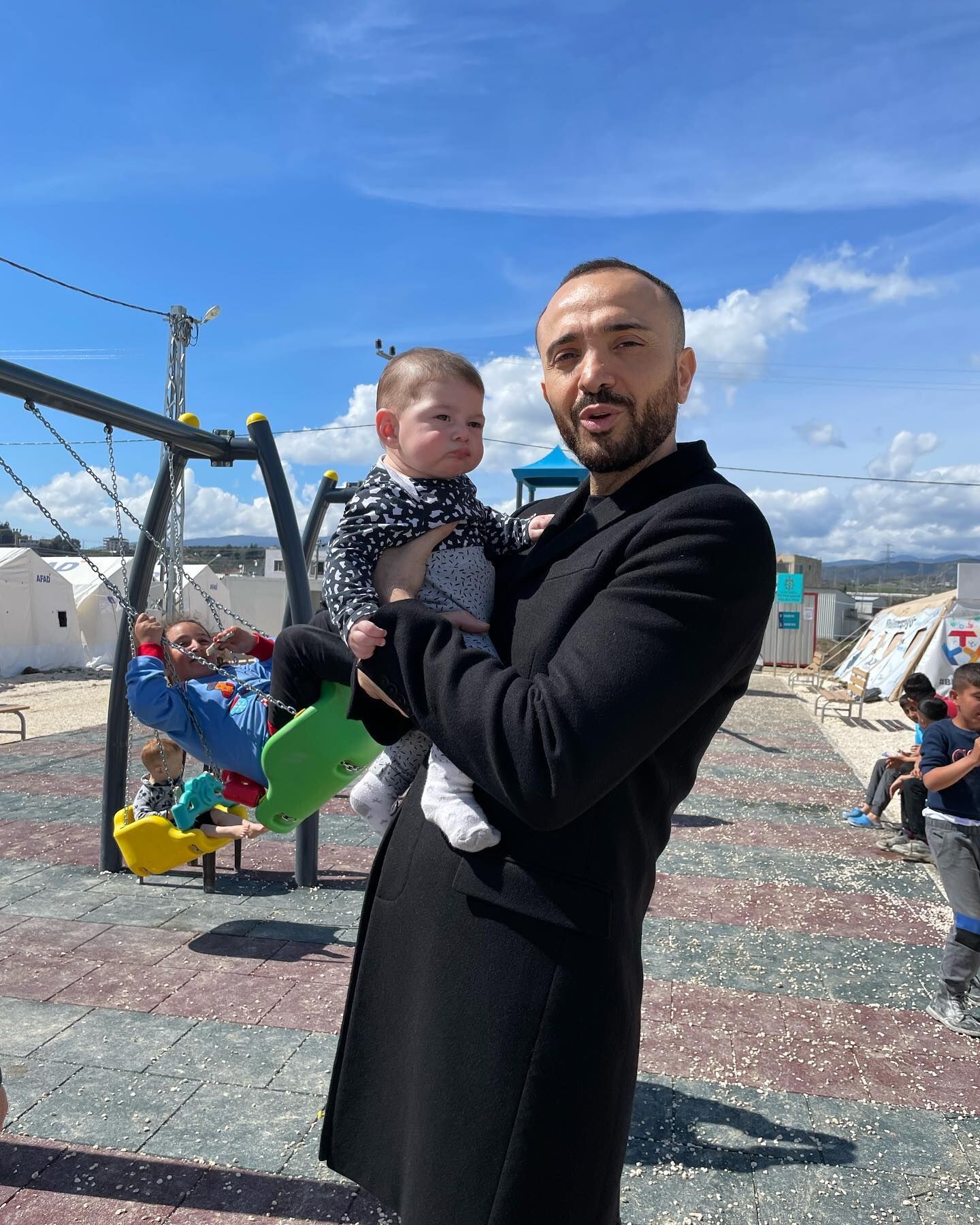 Ünlüler Deprem Bölgesi Demet Akalın, Okan Kurt, Fulya Öztürk, Pınar Altuğ, Ezgi Mola ve Halil Sezai (3)