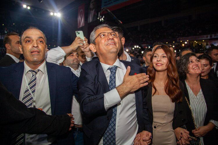 Özgür Özel Selamlama