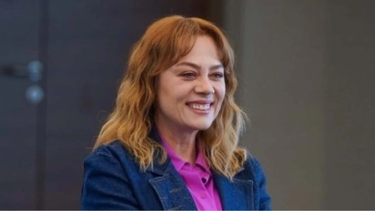 Demet Evgar Kızı Mavi Ile Sette