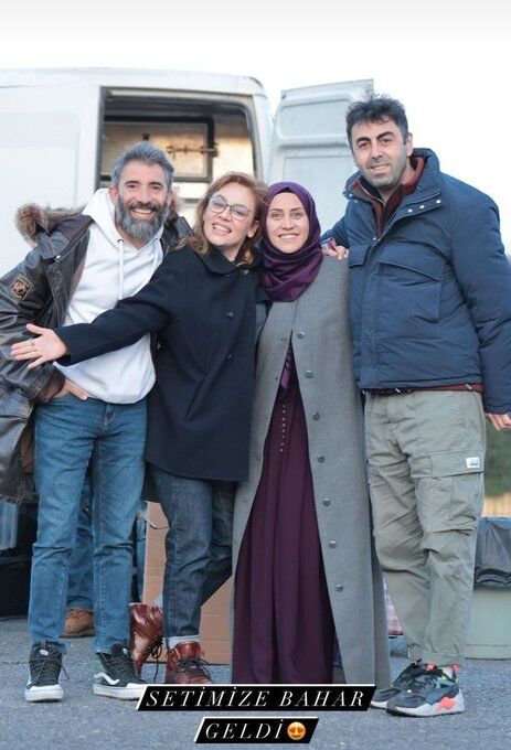 Demet Evgar Kızıl Goncalar Setinde
