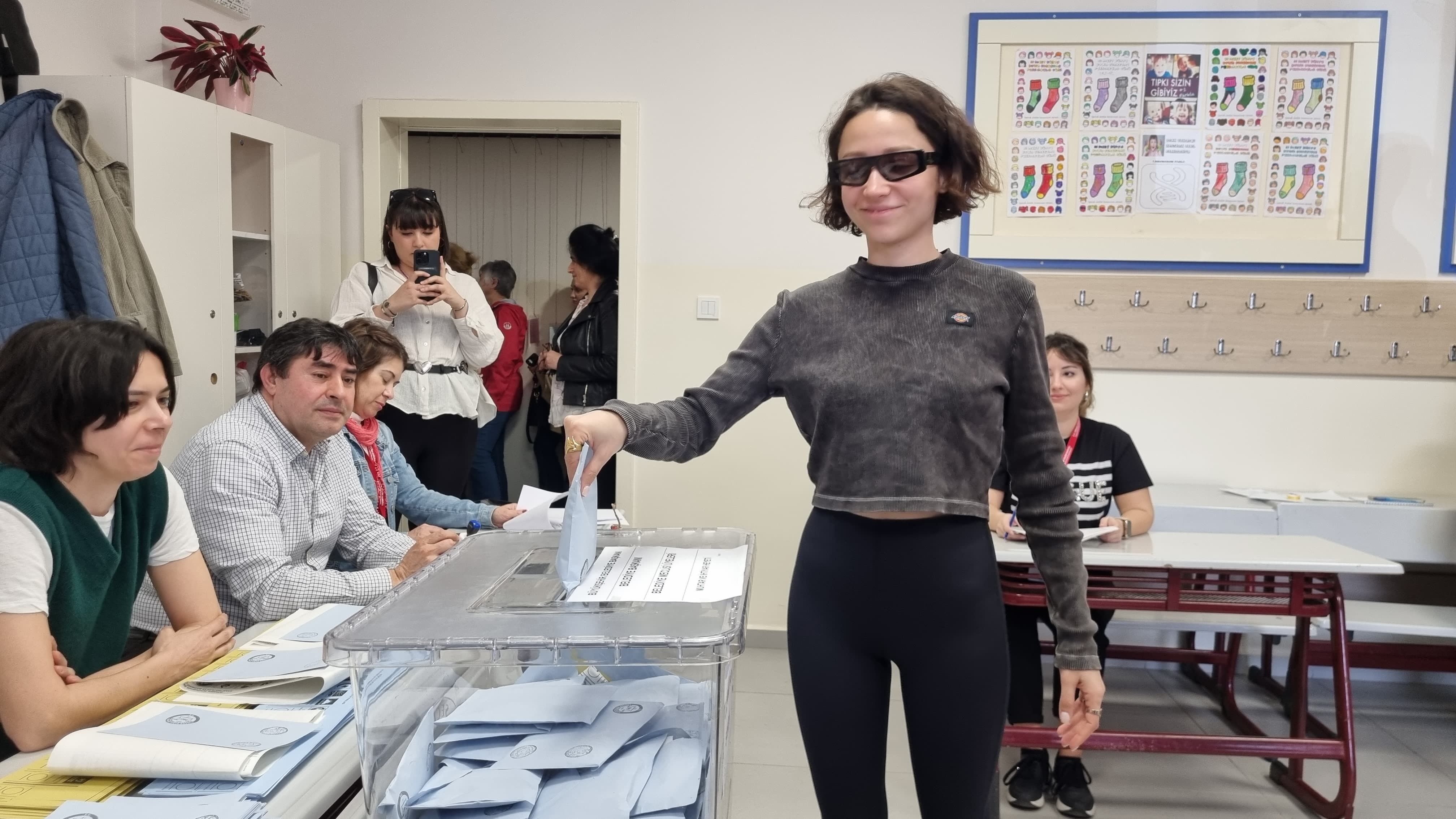 Zeynep Bastık Oy Kullanırken